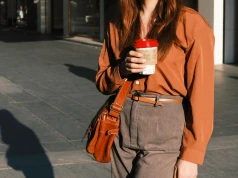 Sztruksowe spodnie wracają do łask. Te dwa modele świetnie wpisują się w jesienne trendy