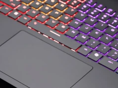 Laptop z RTX 5070 taniej o 833 zł. Do tego słuchawki i zasilacz za 900 zł gratis