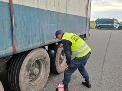 Jesienne żniwa ITD: z jednego tira wyciekały śmieci, drugi nielegalnie wiózł świnie