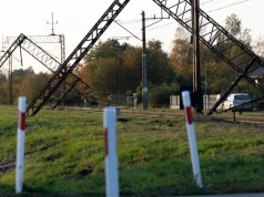 Słupy energetyczne runęły na tory. Paraliż na trasie kolejowej Stalowa Wola – Sandomierz