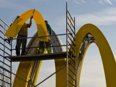 Big Mac droższy przez AI? McDonald’s pozwany