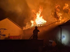 Pożar w Emolinku. Ogień zniszczył połowę budynku, strażacy walczyli przez blisko 4 godziny