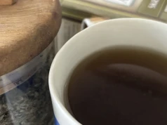 Rośnie jak chwast, a pobudza produkcję kolagenu. Kobiety pokochały tę roślinę