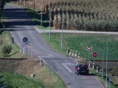 Policyjny dron nad przejazdem kolejowym w powiecie płockim