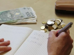 Emerytura tylko raz do roku? Nowa propozycja ZUS dla niektórych emerytów i rencistów