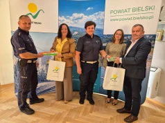 Odblaski i kodeksy ruchu drogowego trafią do uczniów w powiecie bielskim
