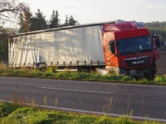 Ciężarówka zjechała do rowu na DK12. Policja ustala, dlaczego doszło do zdarzenia