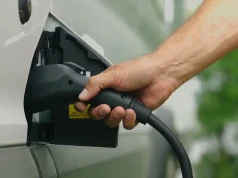 Tramwaj wjechał w elektryczny samochód. Uwagę zwraca podłączona ładowarka