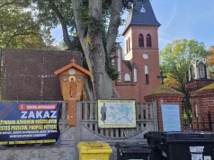 Dzwony na celowniku. Baner przy kościele ma drugie dno…