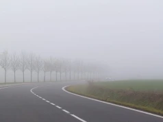 Gęsta mgła w Łodzi i regionie. IMGW ostrzega