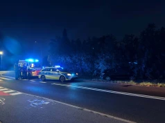 Osobówka wypadła z ronda w Kiełpinie. Na miejscu zielonogórska policja
