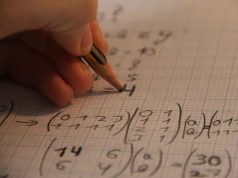 Naukowcy podpowiadają. Co pomaga w nauce matematyki?
