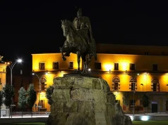 Burmistrz przebywa za kratami, ale nie przeszkadza mu to przemawiać na wiecach. Pomogła oczywiście AI