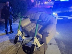 Nietypowa interwencja policji w USA. Zatrzymano mężczyzn jadących na kanapie
