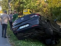 Zderzenie trzech osobówek na Słowackiego. Opel wpadł do rowu