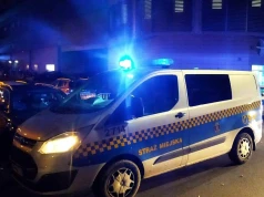 Miał opiekować się młodszym kuzynem. 17-latka z 1,5 promila alkoholu znaleziono na schodach w nocy