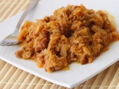 Taki bigos serwowano w barach w latach 80. Dwa składniki od razu rzucają się w oczy