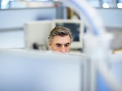 „Przyjdę pierwszy, wyjdę ostatni. Twoje zadania wezmę na siebie”. Osoby z dysfunkcyjnych rodzin często robią zawrotne kariery i na próżno czekają, aż ktoś to doceni