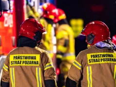 Pożar drewnianego domu - znajdowały się w nim dwie osoby! Budynek spłonął doszczętnie