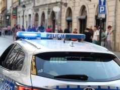 Jedno kopnięcie i 7500 zł strat. Zniszczył drzwi zabytkowej kamienicy przy ul. Dietla