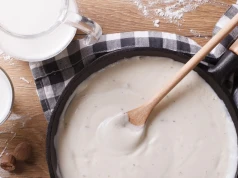 Ten trik zawsze ratuje beszamel. Nie ma w nim ani jednej grudki mąki