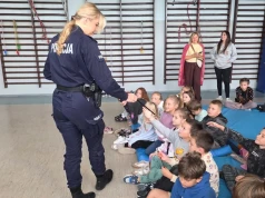 Jak bezpiecznie poruszać się po drogach? Policjanci szkolili w Krajence