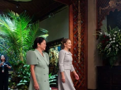 Stylizacja Nawrockiej na Filipinach. Klasyczna garsonka i jeden zgrzyt
