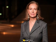 69-letnia "dziewczyna Bonda" olśniła na pokazie Chanel. Przez lata była twarzą marki