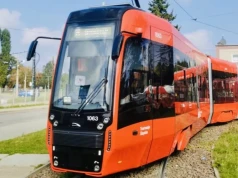 Mieszkańcy pytają, dlaczego nowe tramwaje są czerwone, skoro docelowo wszystkie mają być żółte?