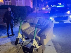 Mieli rozmach. Tak się jeździ na dwóch hulajnogach jednocześnie. Co to na policja?