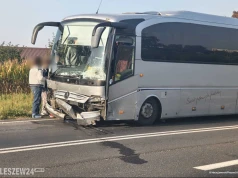 Autobus z dziećmi zmiótł osobówkę