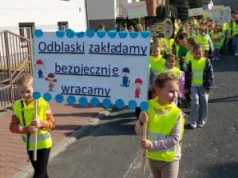 Happening na ulicach Kurowa – uczniowie biorą udział w konkursie „Odblaskowa szkoła”, dlatego przypominali dziś o zasadach bezpieczeństwa ruchu drogowego
