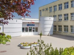 Ewakuacja II LO w Koninie. Blisko 900 osób musiało opuścić budynek