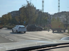 Wypadek na Wołoskiej. Zderzyły się dwa samochody, na miejscu pogotowie