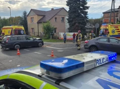 Kolizja dwóch aut na skrzyżowaniu w Jaworznie. Droga zablokowana