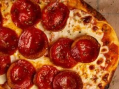 Wielu pobiegło po pizzę Książula do Żabki. Ja zrobiłam ją z chlebka naan w 10 minut
