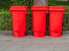 Czerwone pojemniki wchodzą na cmentarze. Nowy obowiązek przy alejkach