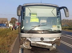 Zderzenie osobówki z autobusem na skrzyżowaniu z DK11. W środku było około 25 osób