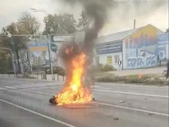 Poważny wypadek z udziałem motocyklisty. Maszyna stanęła w ogniu