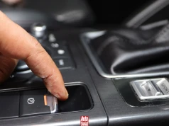 Co się dzieje, gdy zaciągniesz elektryczny hamulec postojowy podczas jazdy? Sprawdziliśmy