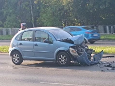 Zderzenie dwóch samochodów na ul. Jana Pawła II. Jeden pas zablokowany, tworzą się korki