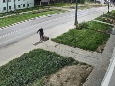 W środku nocy ciągnęła martwego psa po chodniku. Teraz szuka ją policja