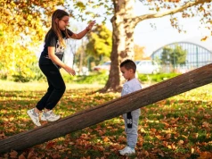 Nowa lekcja terenowa dla klas IV–VI. MEN wysyła uczniów na polowanie na cyfrowe pułapki