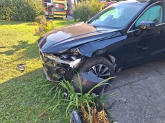 Samochód uderzył w budynek mieszkalny. Dwie osoby ranne