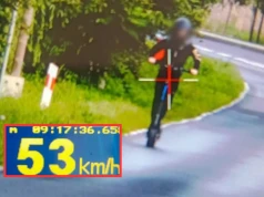 14-latek pędził hulajnogą po ruchliwej trasie. Finał szalonego rajdu był łatwy do przewidzenia