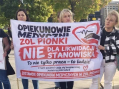 Opiekunowie medyczni wyszli na ulice. Protestują przeciwko zwolnieniom i likwidacji stanowisk
