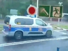 Straż Miejska z Dąbrowy Górniczej pod szlabanem na przejeździe. Mandat: 50 zł