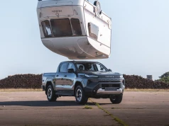 Nowy Hilux przeszedł brutalny test. Na kabinę zrzucono przyczepę kempingową