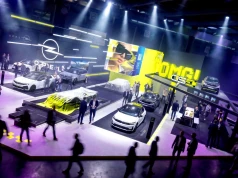 Opel przenosi niemiecką autostradę do Paryża. Nowe kombi i sportowe emocje