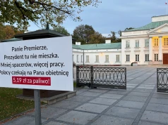 Nawrocki kontratakuje. Przed Belwederem postawił tabliczkę z przesłaniem dla Tuska